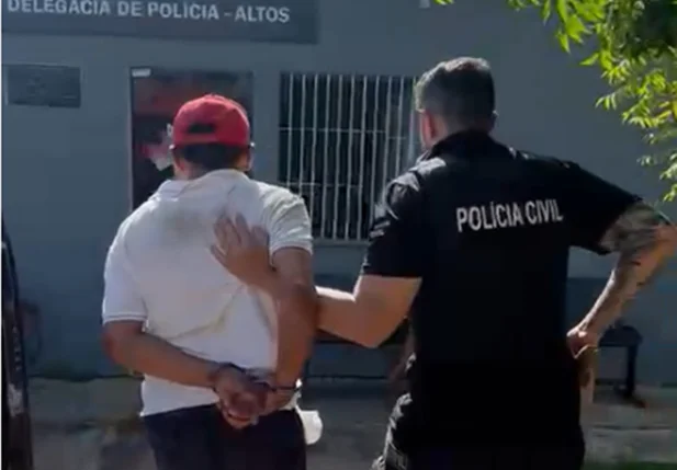 Preso sendo conduzido para o 14º DP de Altos