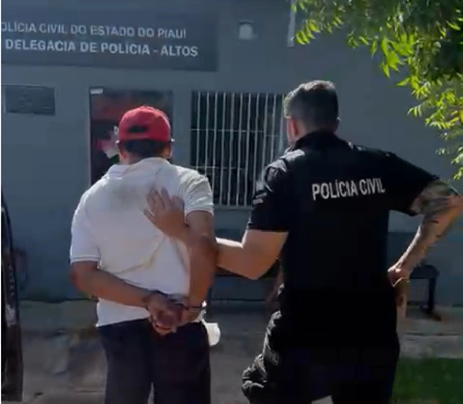 Preso sendo conduzido para o 14º DP de Altos