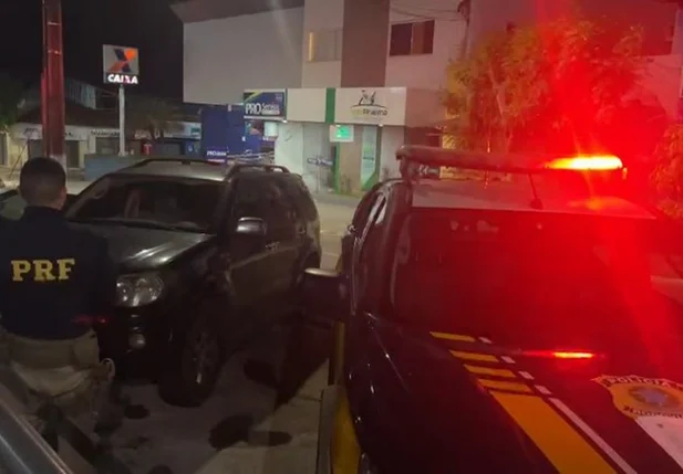 PRF recupera em Floriano um carro roubado há um ano na Bahia