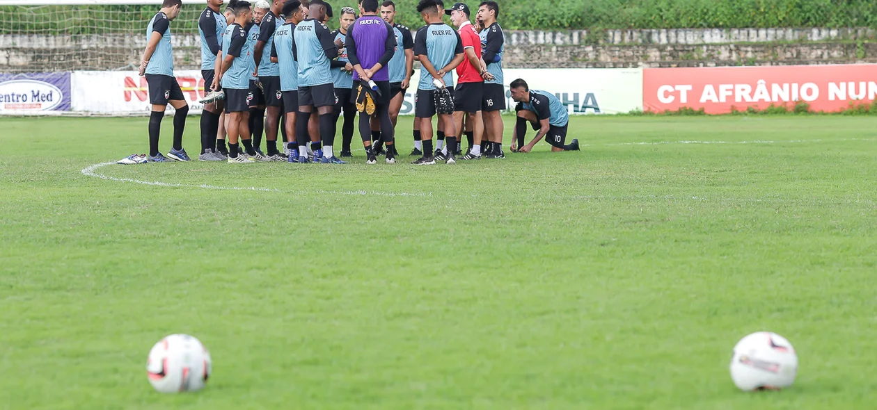 Professor Gerson Gusmão falando com o time antes do treino