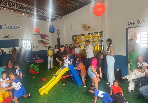 Professora comemora reforma em creche na cidade de Jatobá do Piauí