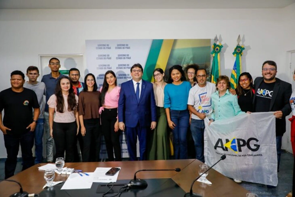 Rafael Fonteles anuncia reajuste das bolsas de pesquisa