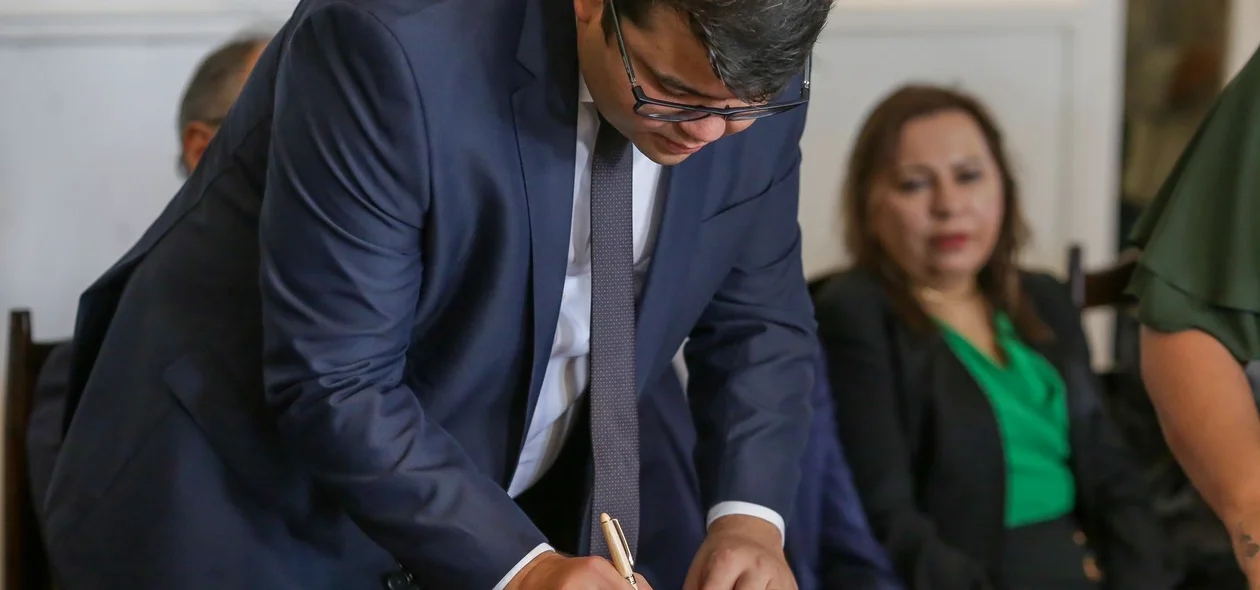 Rafael Fonteles assina decretos