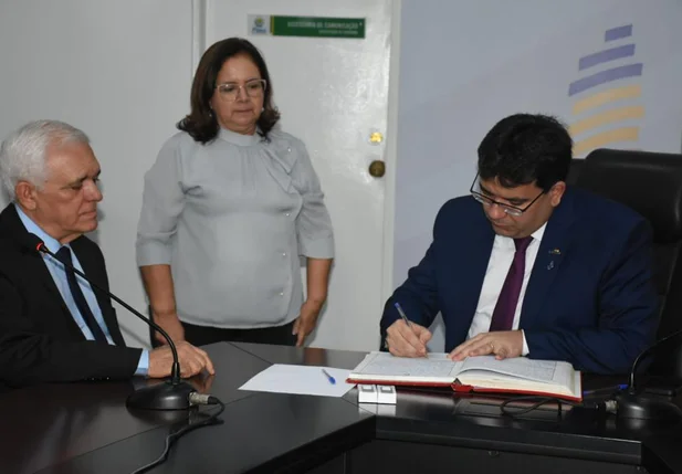 Rafael Fonteles transmite cargo para Themístocles Filho