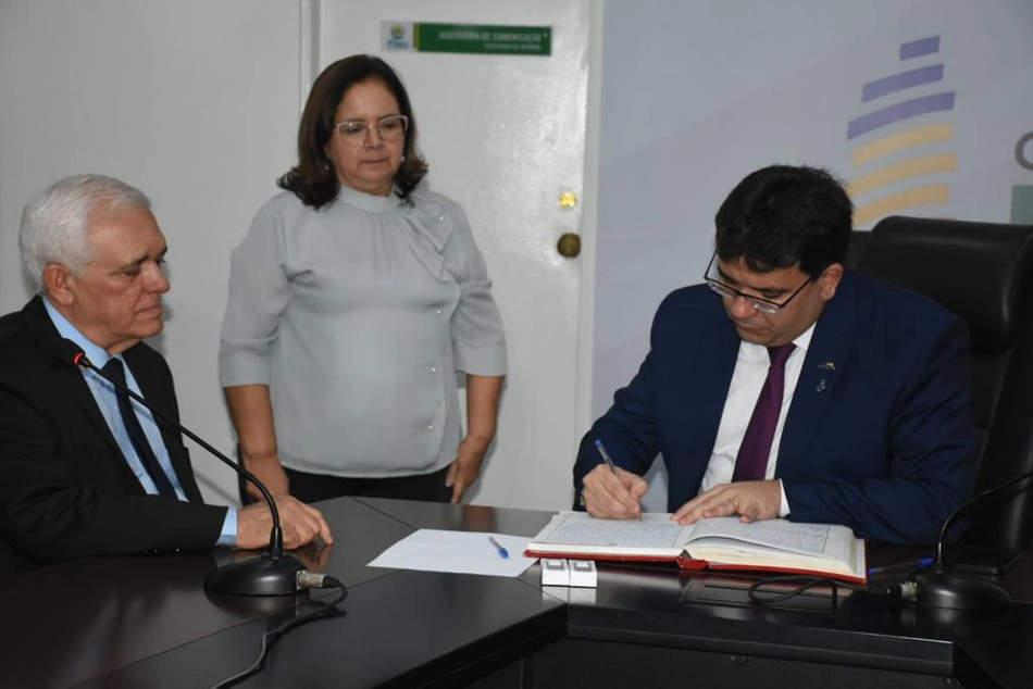 Rafael Fonteles transmite cargo para Themístocles Filho
