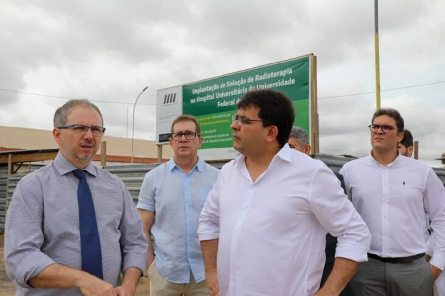 Rafael Fonteles visita HU da UFPI