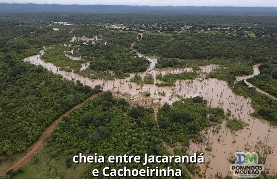 Rio corta estrada na região de Jacarandá e Cachoeirinha