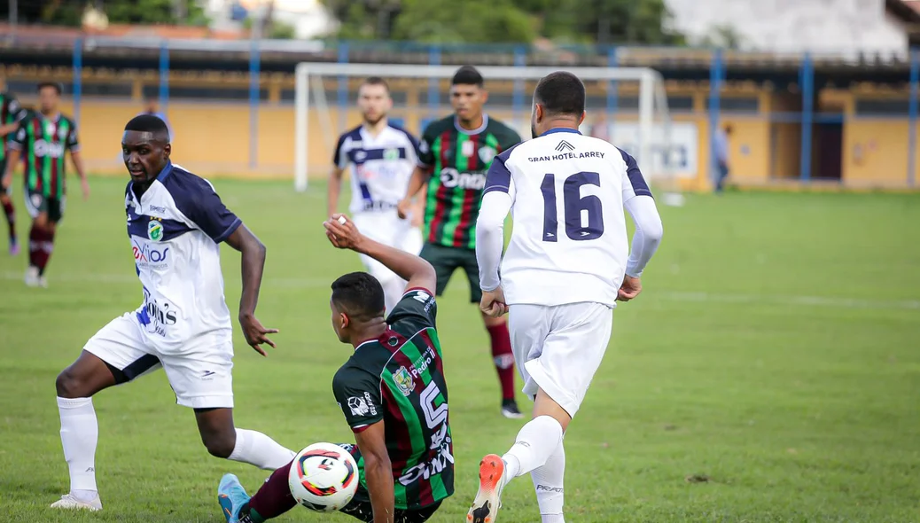 Rodrigo Fumaça, do Altos,  passando de Maurício, volante do Fluminense-PI