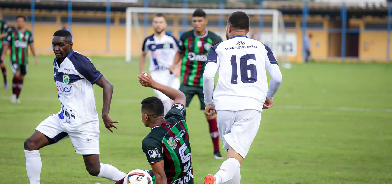 Rodrigo Fumaça, do Altos,  passando de Maurício, volante do Fluminense-PI