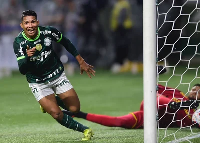 Rony marca o gol da classificação do Palmeiras para as semifinais