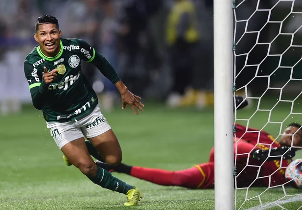 Rony marca o gol da classificação do Palmeiras para as semifinais