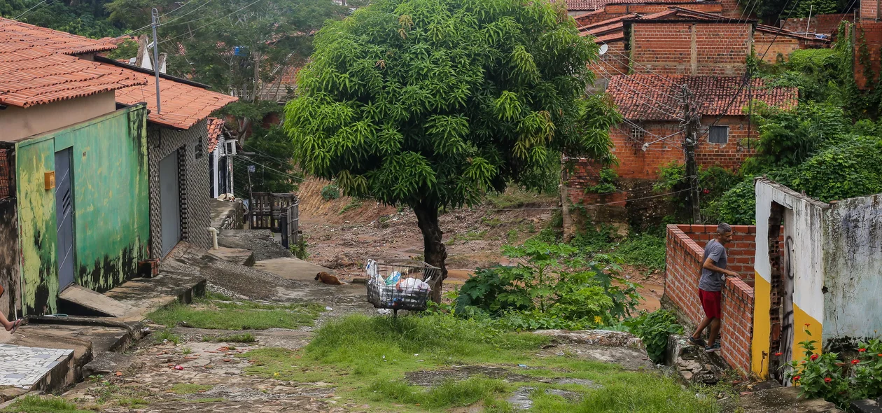 Rua onde casa desabou na Vila da Paz tem várias casas na mesma condição