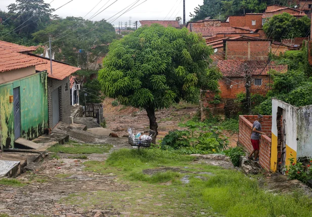 Rua onde casa desabou na Vila da Paz tem várias casas na mesma condição