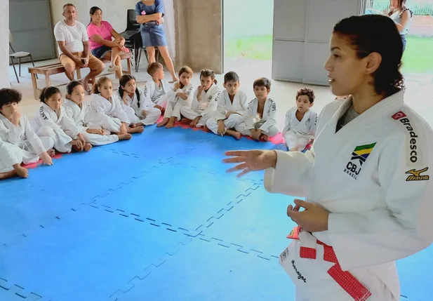 Sarah Menezes visita escola no Socopo