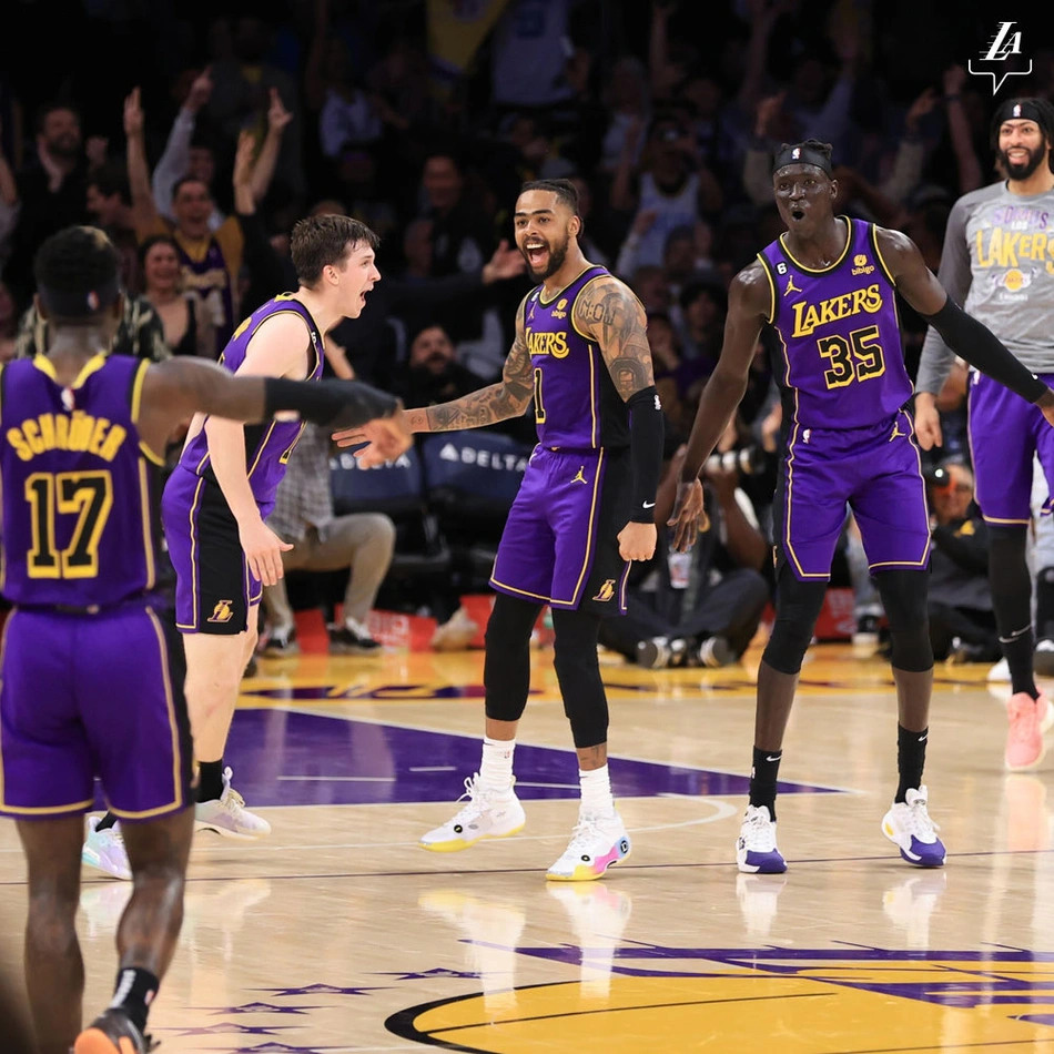 Schroder, Austin Reaves e Wayne Gabriel comemoram com D'Lo, ao fundo, Anthony Davis sorri em mais uma vitória
