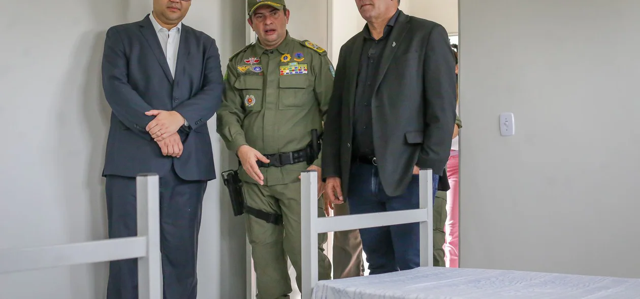 Secretário Chico Lucas e Carlos Augusto visitam obra do 13º BPM