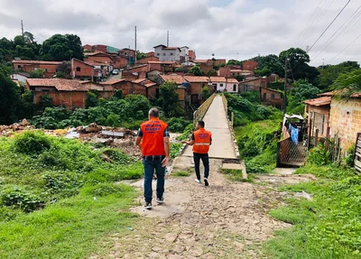 Secretário da SEMDEF visitando a Vila da Paz, no Bairro Três Andares