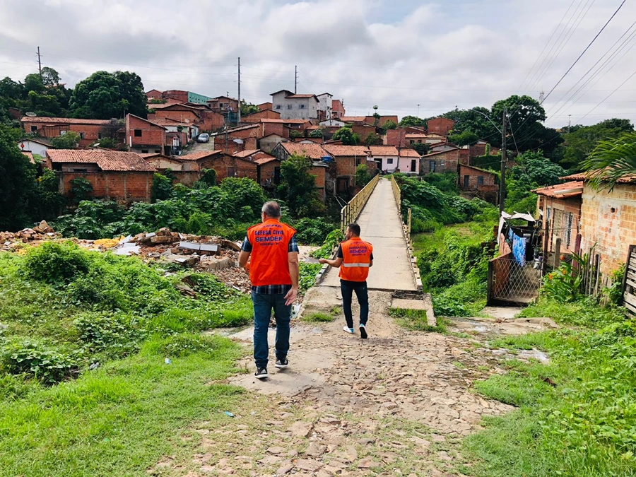 Secretário da SEMDEF visitando a Vila da Paz, no Bairro Três Andares