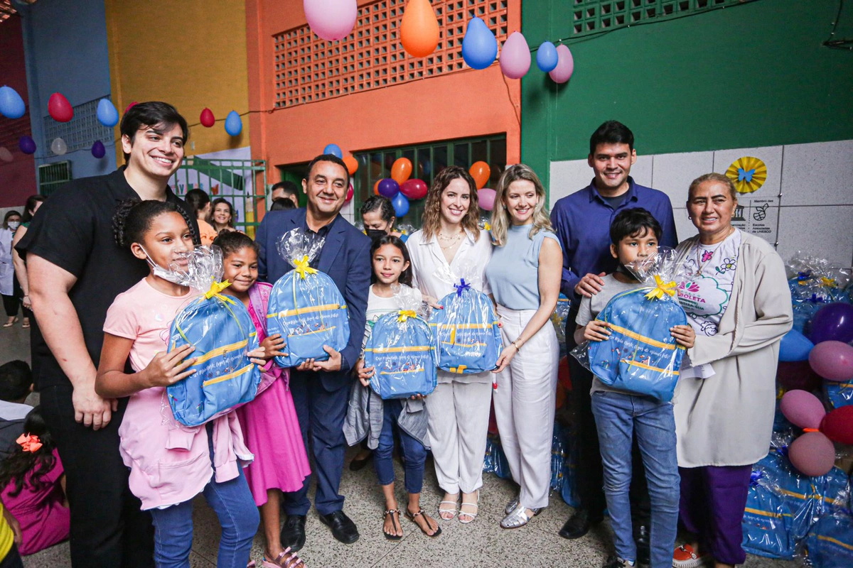 Semec participa da entrega de kits escolares para alunos da Casa Meio Norte