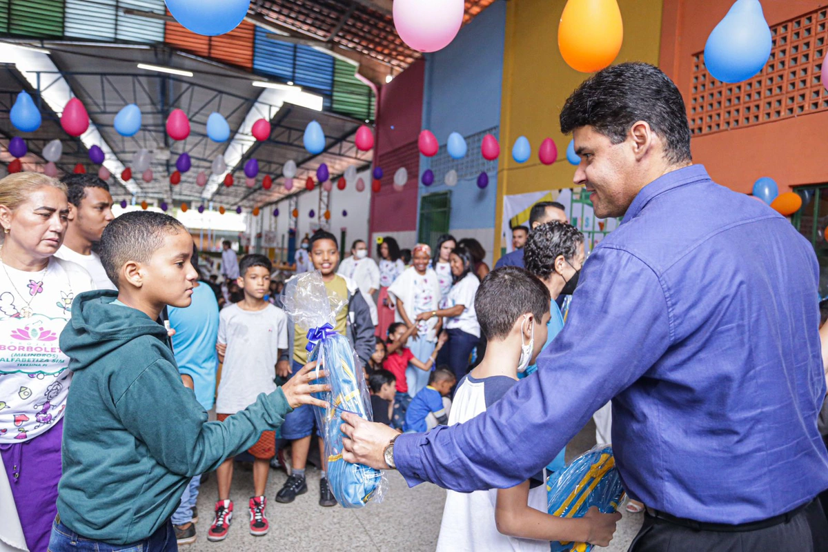 Semec participa da entrega kits escolares para alunos da Casa Meio Norte