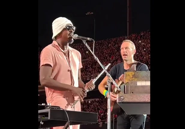 Seu Jorge canta com Chris Martin durante show do ColdPlay
