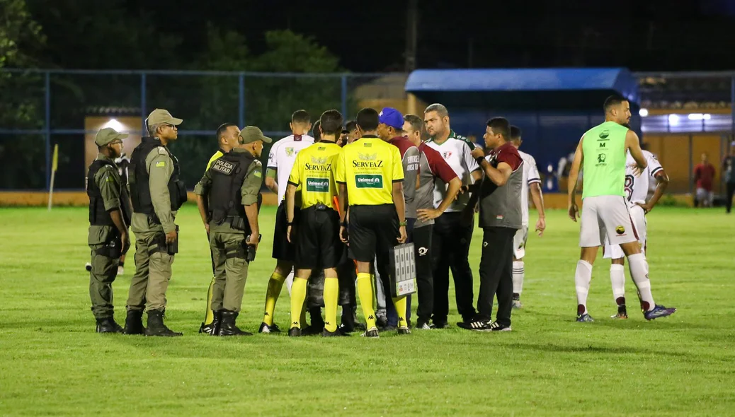 Técnico Eduardo conversa com equipe de arbitragem