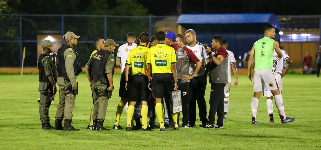 Técnico Eduardo conversa com equipe de arbitragem