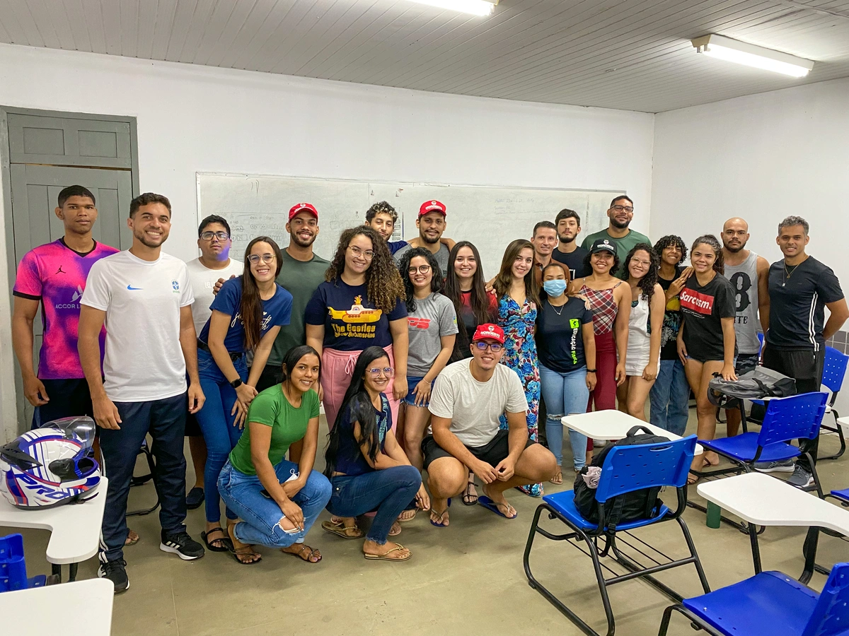Técnico Gerson Gusmão junto a alunos da Universidade Estadual do Piauí
