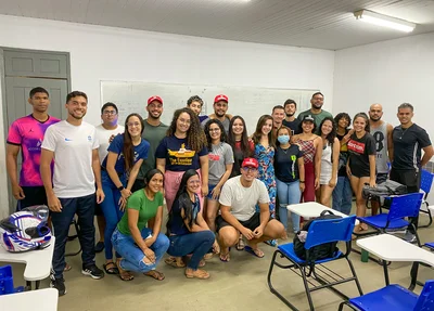 Técnico Gerson Gusmão junto a alunos da Universidade Estadual do Piauí