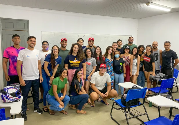 Técnico Gerson Gusmão junto a alunos da Universidade Estadual do Piauí