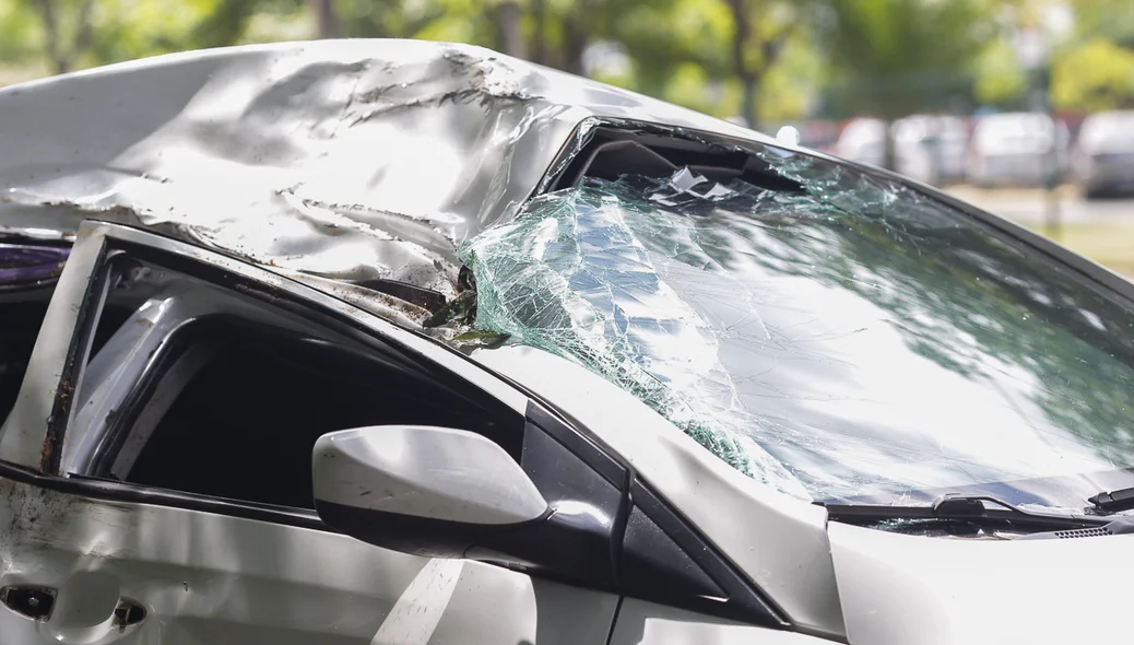 Teto do carro totalmente destruído