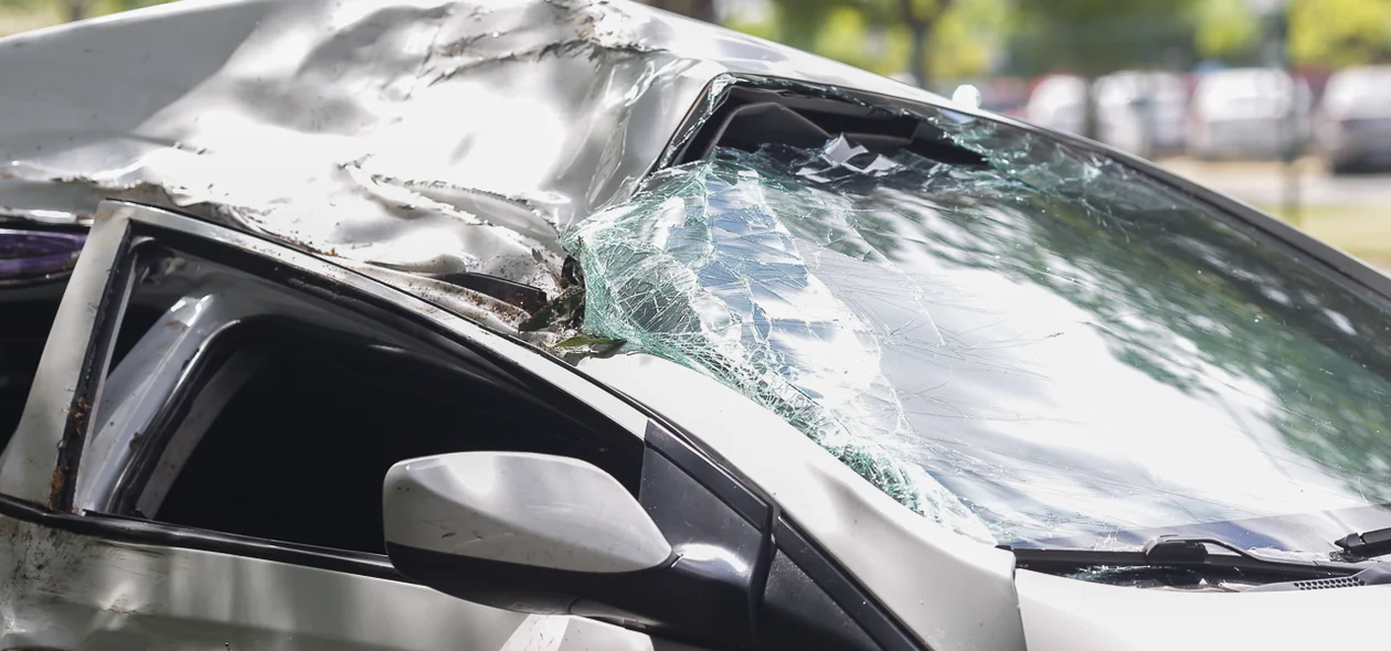Teto do carro totalmente destruído