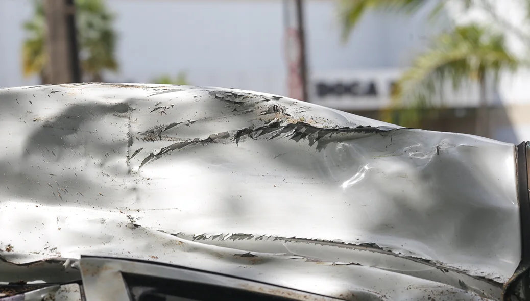 Teto do HB 20 ficou destruído