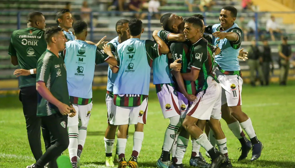 Time do Fluminense-PI comemorando gol contra o Bahia