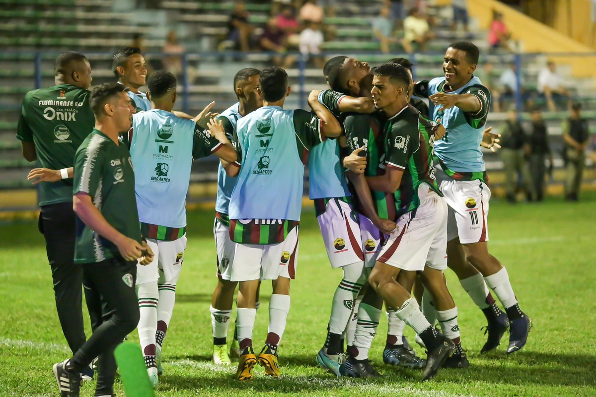 Time do Fluminense-PI comemorando gol contra o Bahia