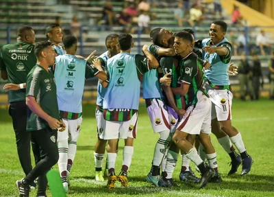 Time do Fluminense-PI comemorando gol contra o Bahia