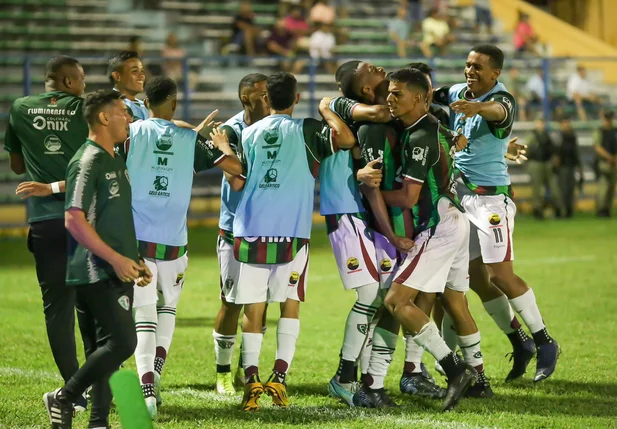 Time do Fluminense-PI comemorando gol contra o Bahia