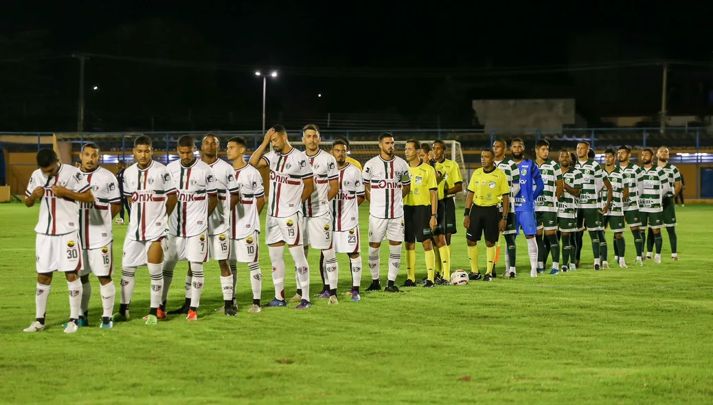 Times alinhados junto a equipe de arbitragem