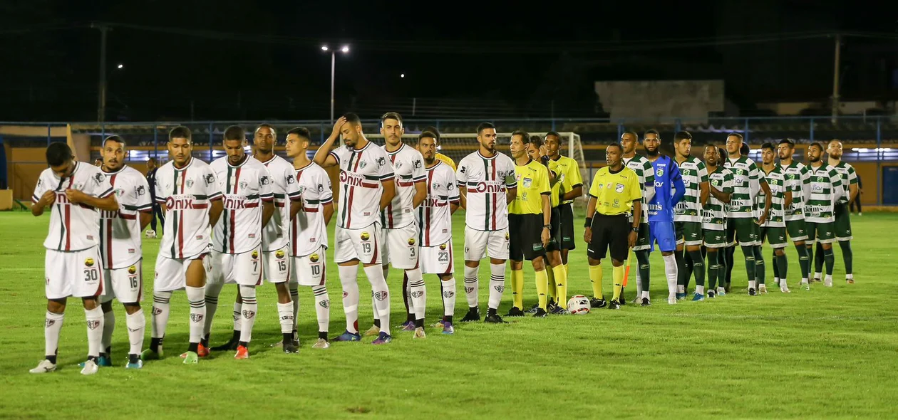 Times alinhados junto a equipe de arbitragem