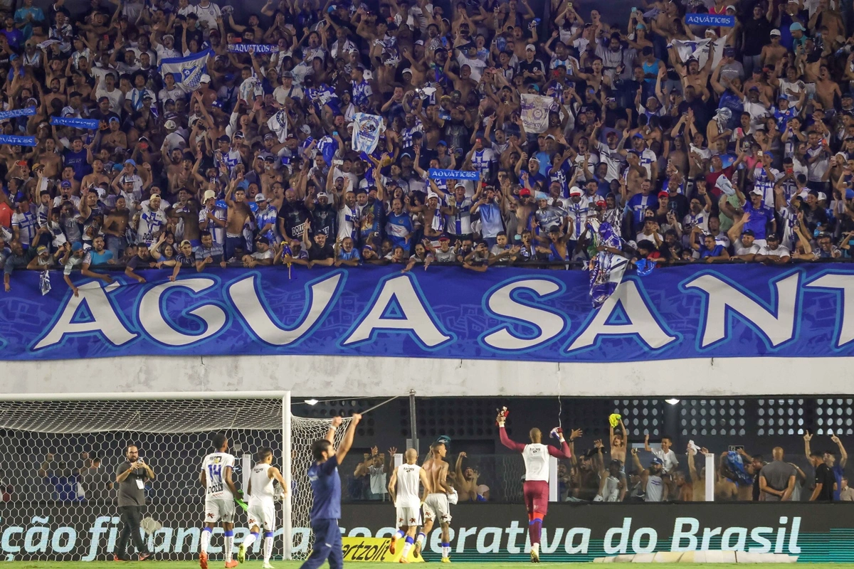 Torcida comemora a classificação do Água Santa para a final do Paulistão