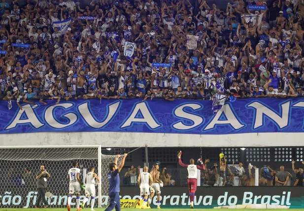 Torcida comemora a classificação do Água Santa para a final do Paulistão