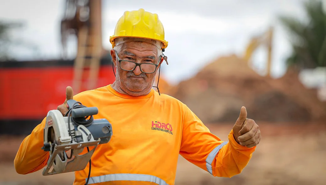Trabalhador contente com o avanço da obra