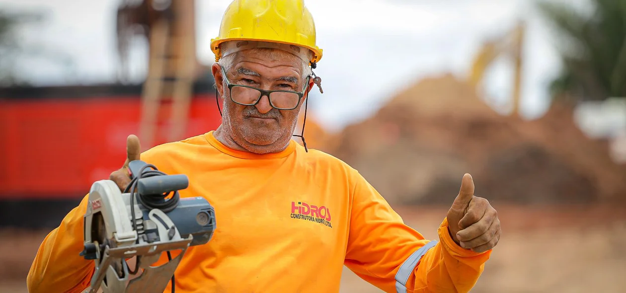 Trabalhador contente com o avanço da obra