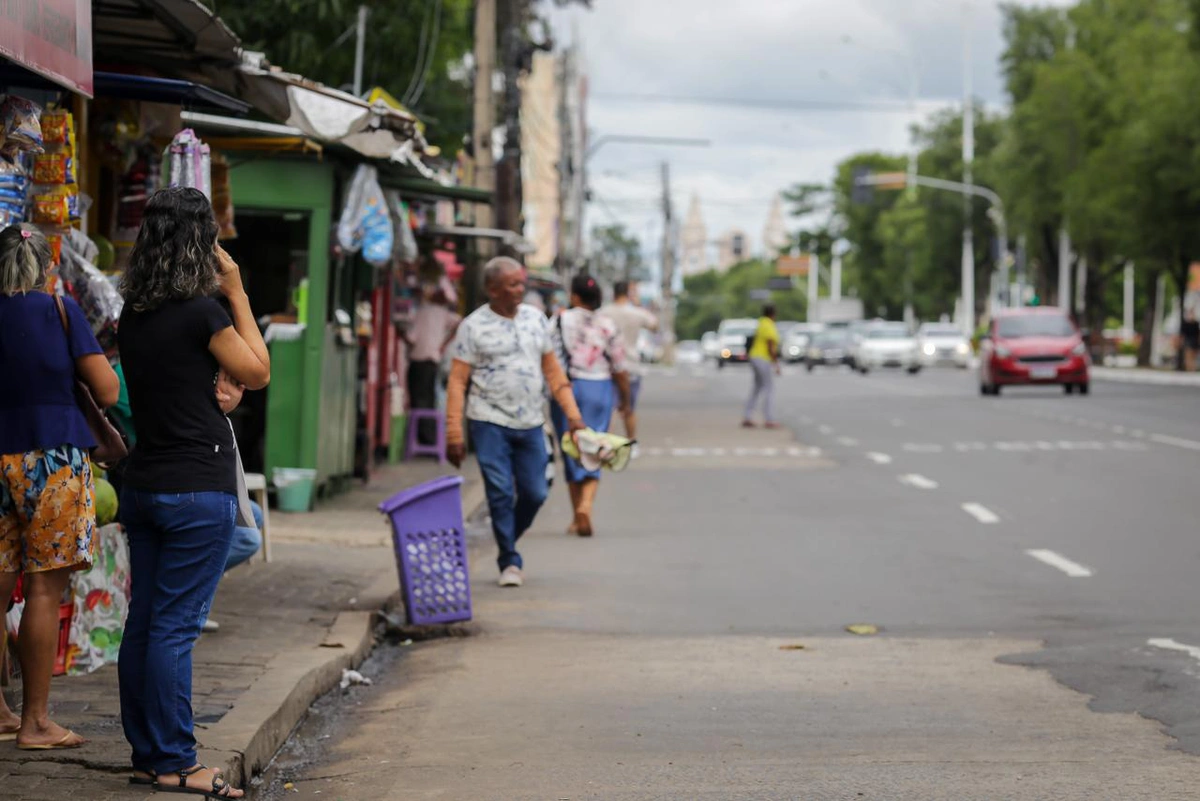 Trabalhadores esperam por ônibus na Avenida Frei Serafim