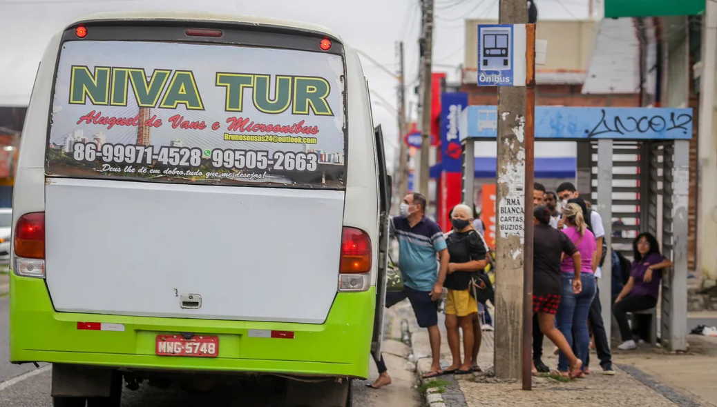 Trabalhadores ficam horas na parada de ônibus