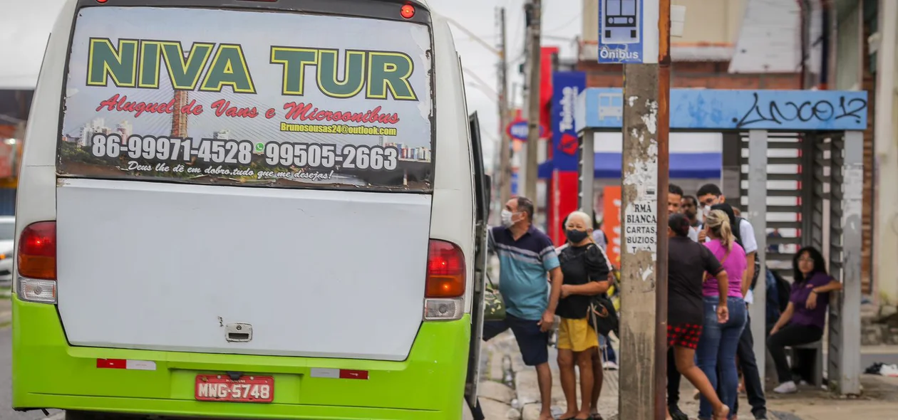 Trabalhadores ficam horas na parada de ônibus