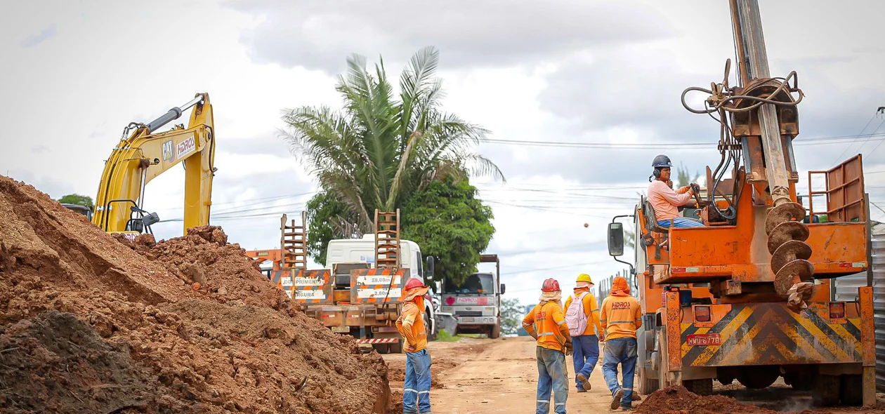 Trabalhadores dão auxílio a operador da máquina de perfuração de solo