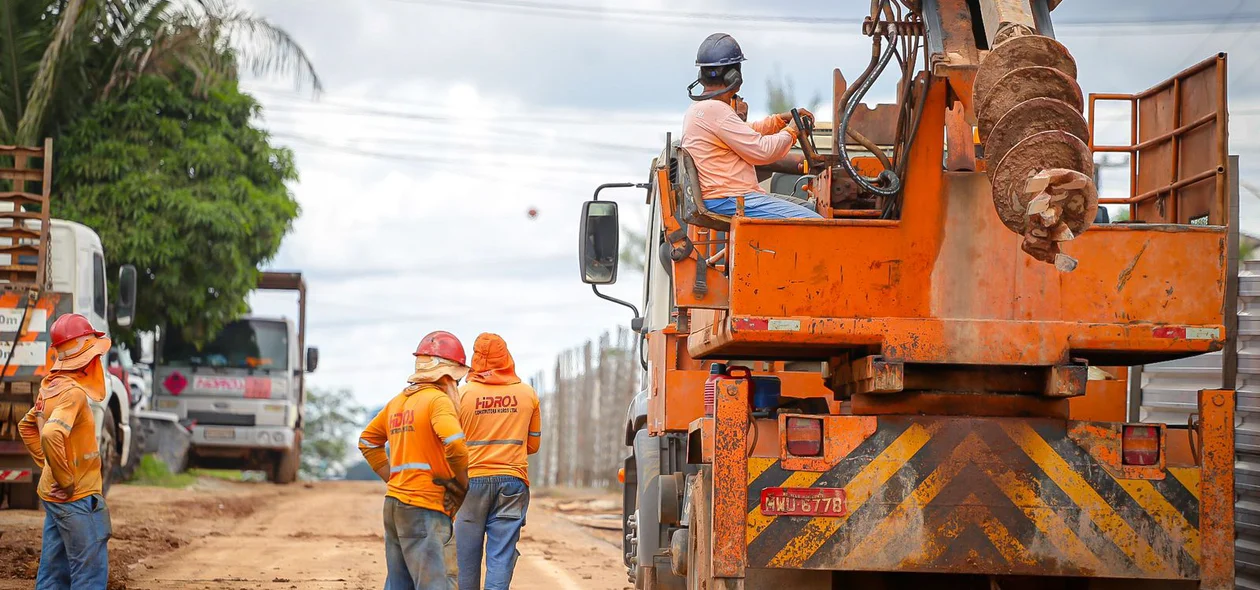 Trabalhadores na obra de rebaixamento da Avenida João XXIII