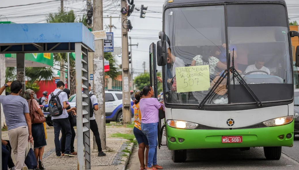 Transporte Alternativo circula no lugar dos ônibus
