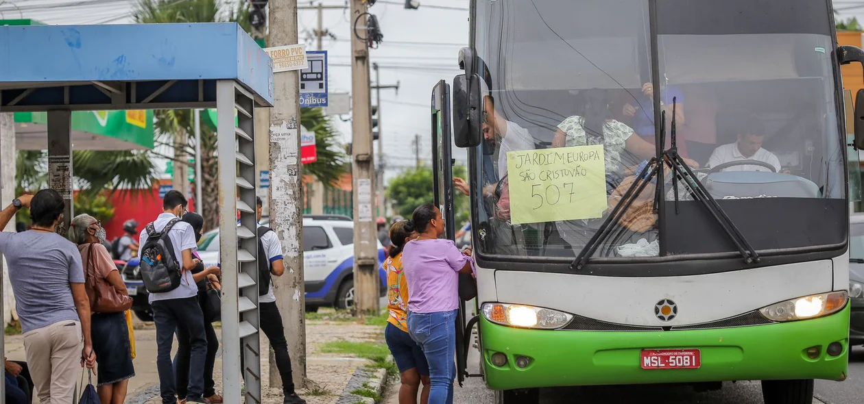 Transporte Alternativo circula no lugar dos ônibus